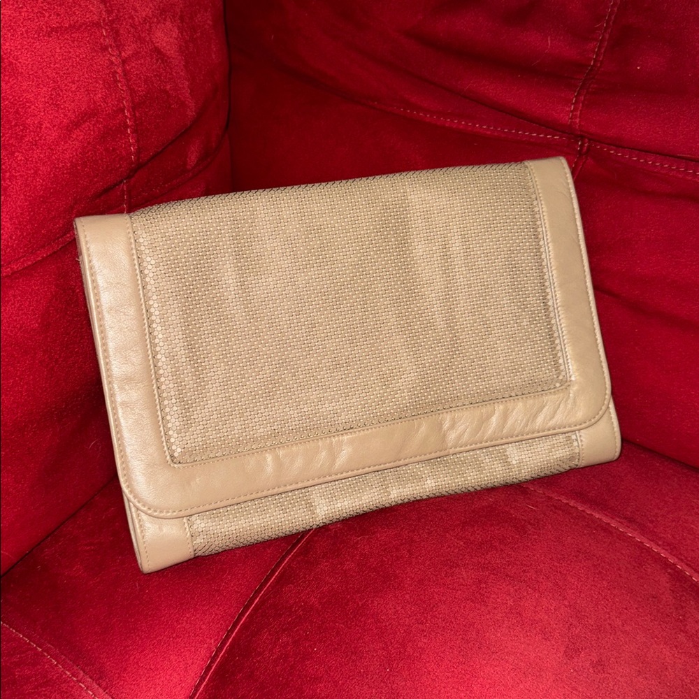 Gorgeous vintage tan mesh clutch by Whiting and Davis